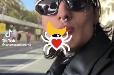 Il bacio di Rosa Chemical per la Notte della Taranta: il video saluto