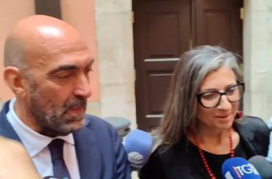 «Donerò questa chiave ai palestinesi»: le parole di Francesca Albanese a Bari. Manifestanti pro e contro davanti al Comune