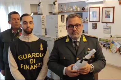 Barletta, champagne a fiumi  ma contraffatto: scatta il sequestro