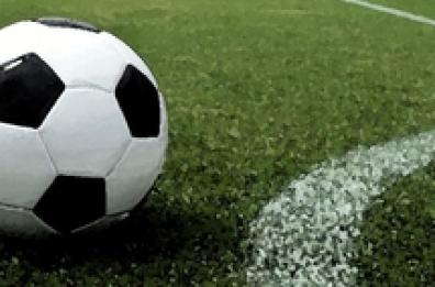 Calcio, l'allenatore: «Via i calciatori rissosi». Il club: «Te ne vai tu»