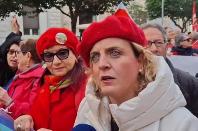 Sciopero generale, in 5mila al corteo Cgil a Bari: lavoratori, pensionati e giovani sfilano sulle note di «Bella ciao» VIDEO In strada anche Decaro Sciopero generale, in 5mila al corteo Cgil a Bari: lavoratori, pensionati e giovani sfilano sulle note di «Bella ciao» VIDEO In strada anche Decaro