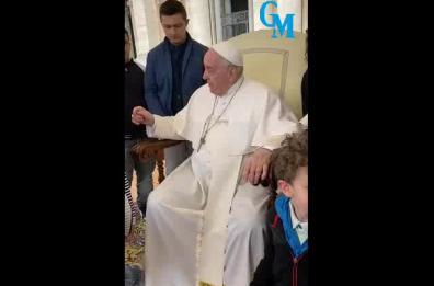 Papa abbraccia 15 bimbi malati di Taranto: per Nicolò c'è anche un regalo