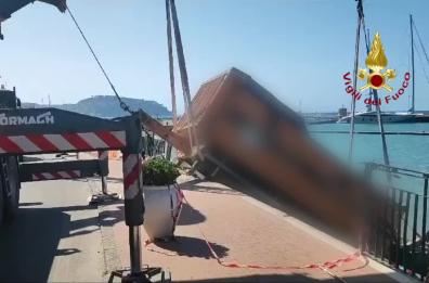 Ischia, rimorchio impazzito taglia la strada e finisce sulla scogliera