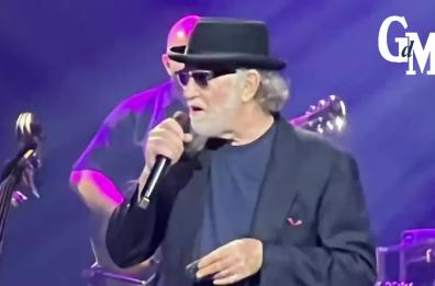 De Gregori infiamma Bari, teatro sold-out e un finale a sorpresa: tutti a ballare il valzer sulle note di «Buonanotte Fiorellino» De Gregori infiamma Bari, teatro sold-out e un finale a sorpresa: tutti a ballare il valzer sulle note di «Buonanotte Fiorellino»