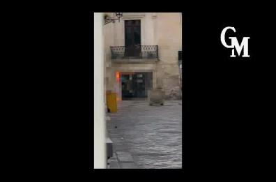 Lecce, atti osceni in un negozio self-service h24 in pieno centro: si invocano più controlli