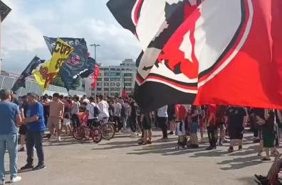 Calcio Foggia, i tifosi sostengono la squadra in partenza per Pescara