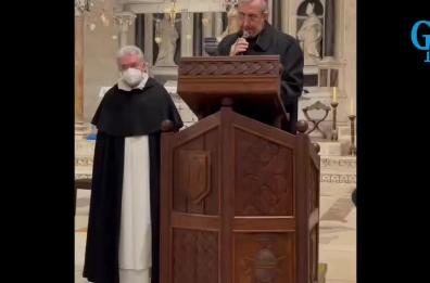 Bari, l'arcivescovo e il rettore della Chiesa russa pregano sulla tomba di San Nicola