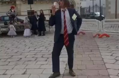 Cellino San Marco, alla sfilata spunta il sosia di Tommy Cash: il video è virale