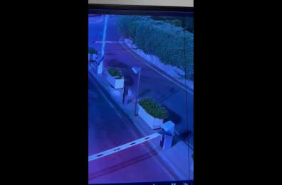 Tenta di entrare con la forza in sella ad uno scooter nel villaggio di Rosa Marina: il video