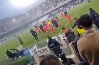 Cesena-Bari, al termine del match i tifosi romagnoli insultano Pucino e lui reagisce 