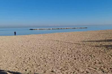 Bari, alla vigilia di san Silvestro prove tecniche d'estate lungo la spiaggia di Pane e Pomodoro VIDEO