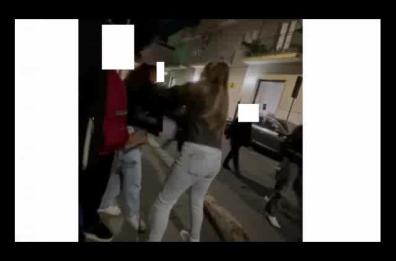 Laterza, 13enne presa a pugni e calci per strada da una coetanea. Le amiche filmano e non intervengono