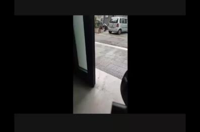 Bari, protesta davanti al distretto sanitario: «Mancano materiali vitali per pazienti fragili» VIDEO La replica dell’Asl