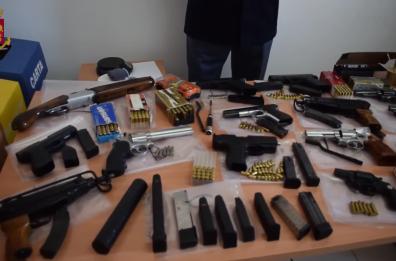 Ceglie del Campo, in un garage arsenale con armi e 45kg di droga: 3 arresti