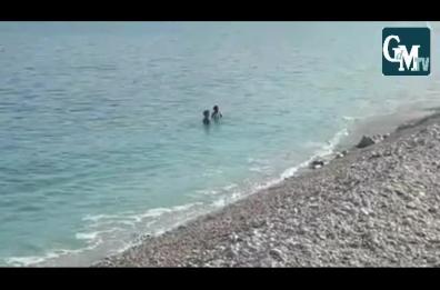Tuffo fuori stagione a Bisceglie, ma il refrigerio è tra i liquami