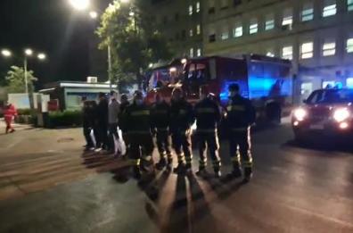 Foggia, l'omaggio dei Vigili del Fuoco ai sanitari del Riuniti in prima linea contro il Covid