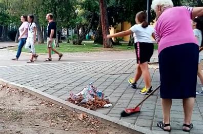 Bari, piazza Garibaldi è sporca: nonna armata di scopa la ripulisce