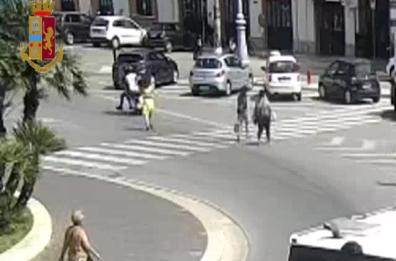 Bari, scippo in piazza Moro
ripreso in diretta: 2 arresti