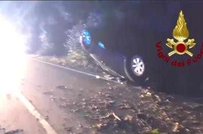 Si ribalta con l'auto ed esce fuori strada nel Leccese, ferita una donna