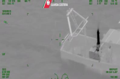 Pesca a strascico: così la Guardia Costiera incastra dall'alto i "predoni del mare"