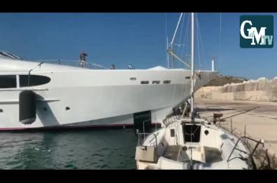 Leuca, maxi yacht finisce contro la banchina e distrugge barca a vela