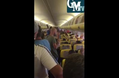Brindisi, l'aereo-forno di Ryanair
Malori a bordo. «Bloccati sulla pista»