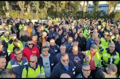Ex Ilva, ok di Palazzo Chigi al decreto per mantenere gli impianti aperti. Giornata di proteste infuocate: fabbrica occupata e blocchi stradali VIDEO 