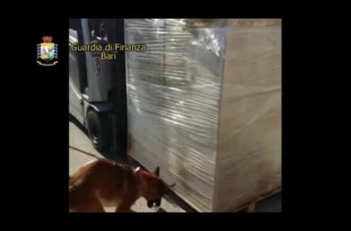 Molfetta, 7,5 tonnellate di sigarette
nascoste tra panini per hambuger