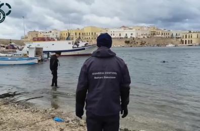 Gallipoli, liberato il Seno del Canneto: rimossi centinaia di ormeggi abusivi e sequestrate 6 barche
