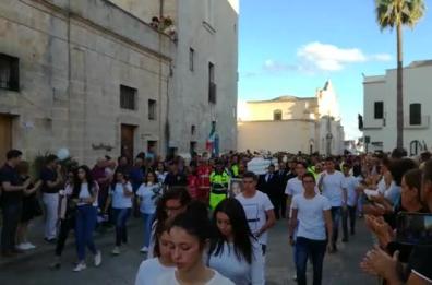 Noemi, un lungo corteo accompagna la bara