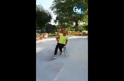 Gioia del Colle: Ivan Cottini, ballerino con la sclerosi multipla, danza in hotel per i fan rimasti fuori dai Magna Grecia Awards