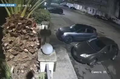 «Ti ho bruciato io le auto, se vuoi continuare a lavorare a Lecce dammi 10mila euro», un arresto per estorsione