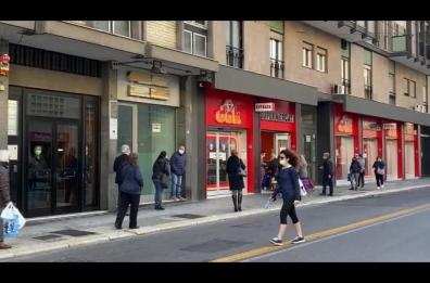 Bari, attese e code davanti ai market e uffici postali: tutto è «fai da te»