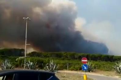 Incendio a Le Cesine, la paura tra la gente: «Oh Dio»
