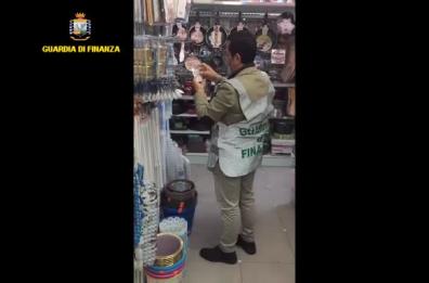 Abusivismo commerciale: GdF sequestra in Puglia 3,4 milioni di prodotti contraffatti
