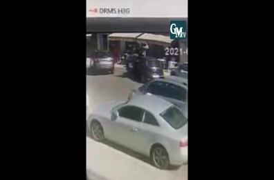Lecce, ingrana la prima e finisce nel bar - L'ALTRO VIDEO - 