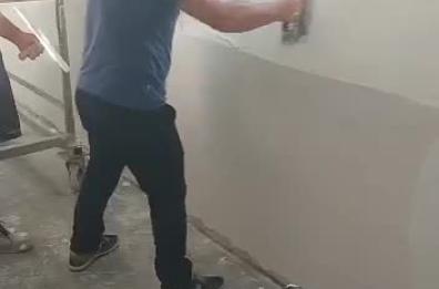 Brindisi , preside ed ex sottosegretario intonaca i muri della sua scuola