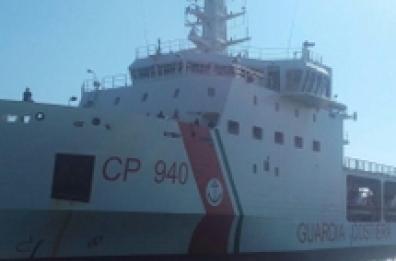 Bari, arrivano in aereo 180 migranti dei 597 trasferiti con la nave Dattilo da Lampedusa a Reggio Calabria