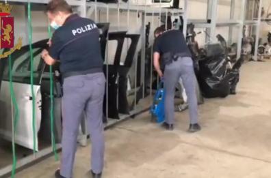 Cerignola, nei box 1500 pezzi di auto rubate, da sportelli a motori: sequestri e 2 denunce