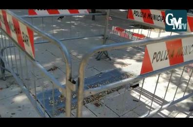 Bari, due buche nella piazza rifatta: chi è il peso massimo?