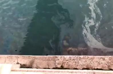 Taranto, la denuncia: «Stanno sversando idrocarburi in mare»