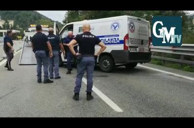 Furgone portavalori si schianta sul guardrail nel Potentino: un ferito