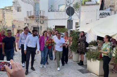 Schlein a Carovigno: «Destra pensa che la povertà sia colpa individuale. Pnrr? Da Fitto arriva una fregatura» Schlein a Carovigno: «Destra pensa che la povertà sia colpa individuale. Pnrr? Da Fitto arriva una fregatura»