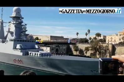 Taranto, si apre il Ponte girevole passa la nave della Marina