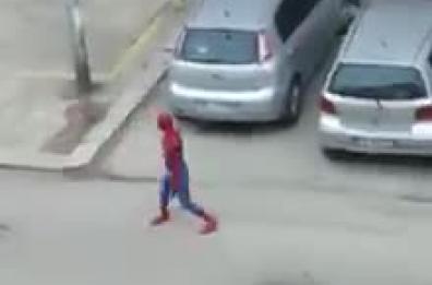 A Ruvo Spiderman balla in strada: delirio da quarantena o voglia di regalare sorrisi?
