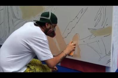 Bari, armato di bombolette spray: il live painting di Solo in via Argiro