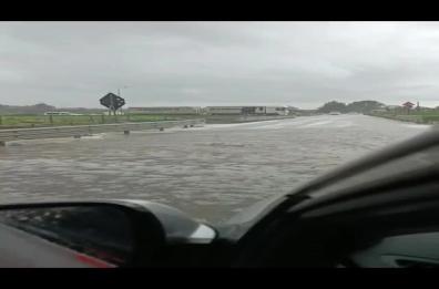 Grandine e pioggia torrenziale: strade come fiumi sulla Murgia pugliese. Scatta l'allerta gialla per domani 