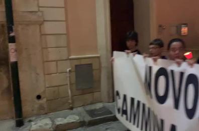 Tragedia a Novoli, il paese si stringe nel ricordo di Donatella: la fiaccolata