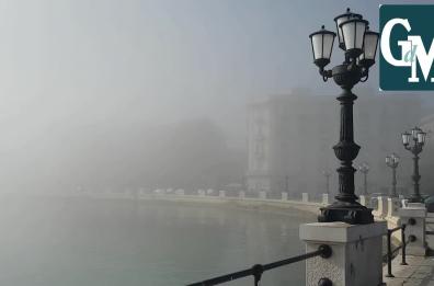 Bari «invasa» da una coltre di nebbia: il paesaggio è suggestivo