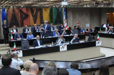 Regione, Emiliano: vorrei 
eliminare vitalizi e stipendi